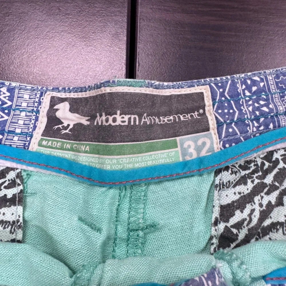 Modern Amusement Shorts Flat‎ Front Casual Walk Shorts Bird Logo Size 32